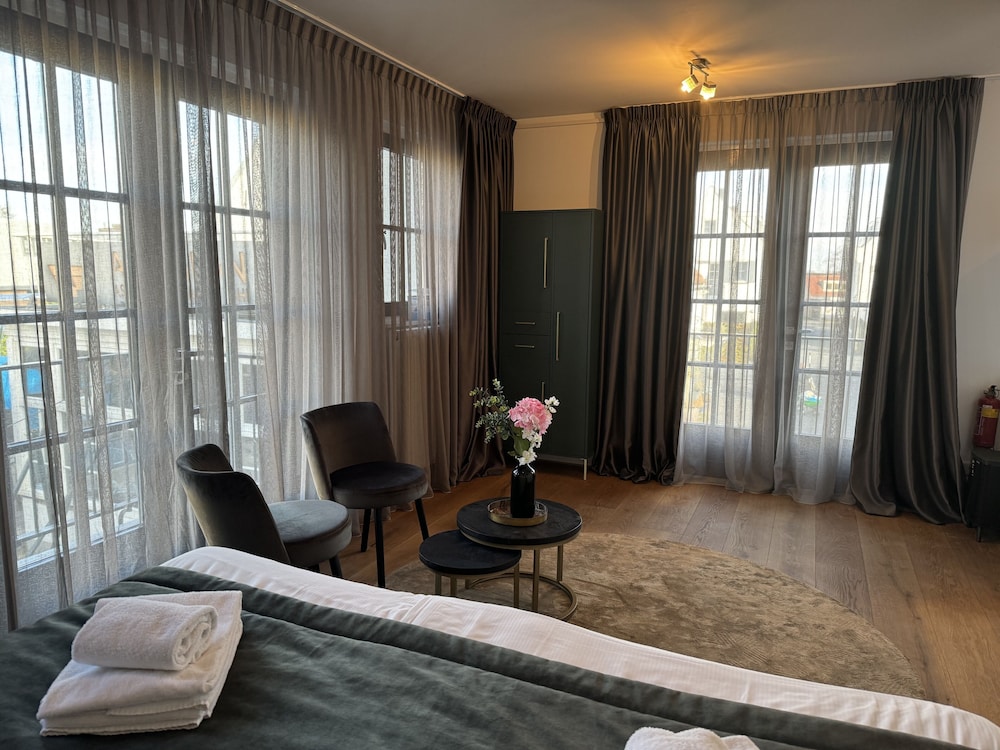 Luxury Studio, Balcony, Lake View photo 3