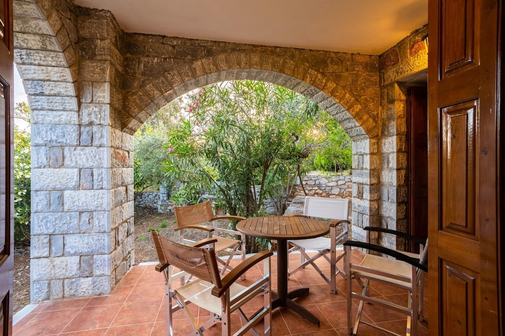Villa, Smoking photo 3