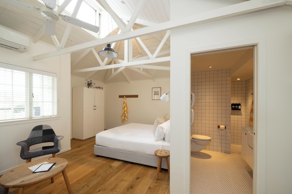 Signature Room, 1 King Bed, Balcony (Room 2) photo 3