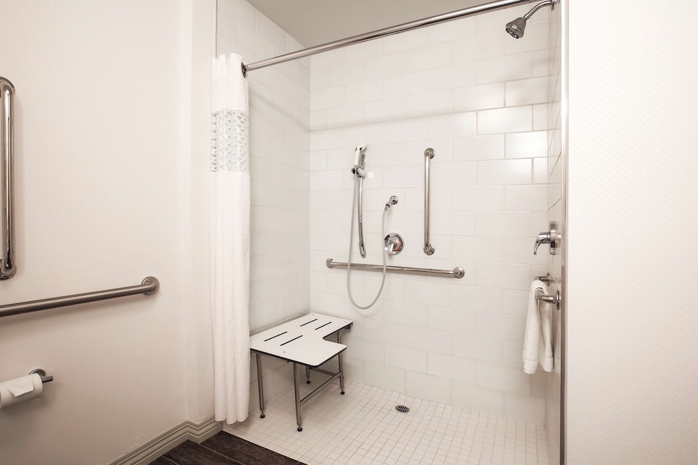 Room, 1 King Bed, Accessible (Mobility & Hearing, Roll-In Shower) - Photo 6