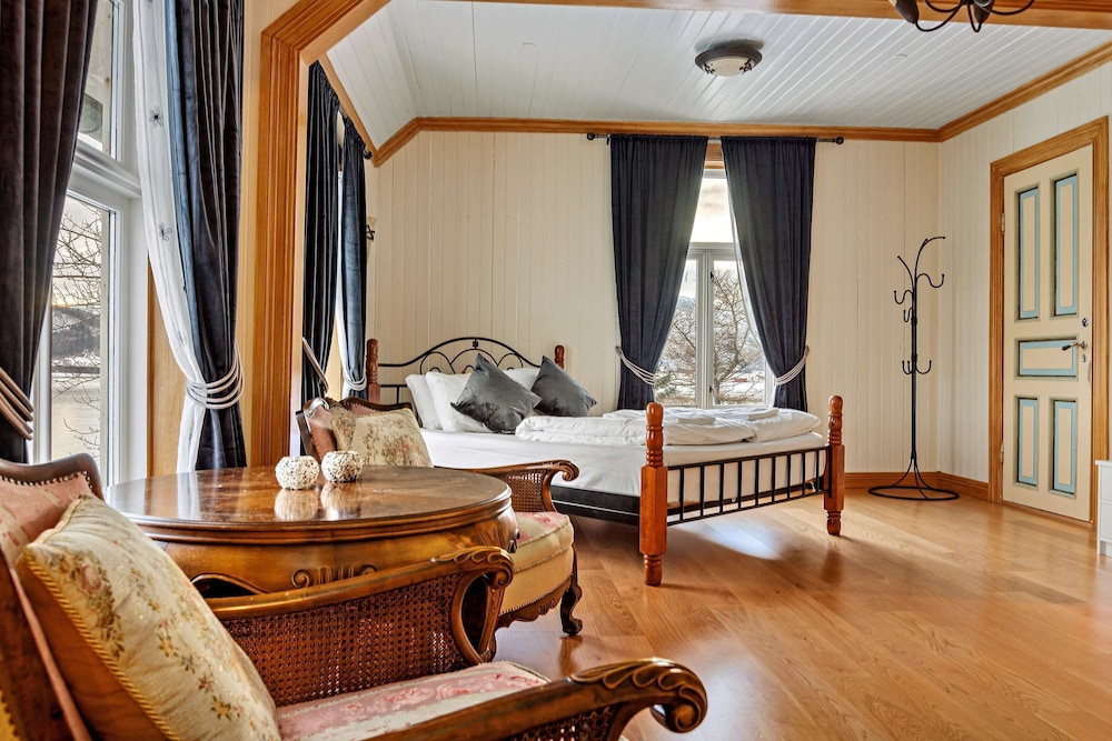 Junior Suite, 1 King Bed, Non Smoking, Sea View - Photo 10