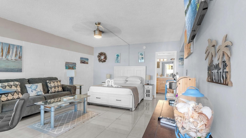 10-102 - Comfort Studio Suite, 1 Queen Bed, Kitchenette, Pool View