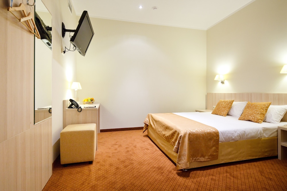 Economy Double Room, No Windows photo 3