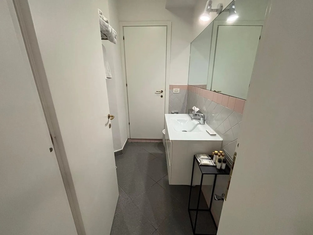Asinelli apartment thumbnail 6