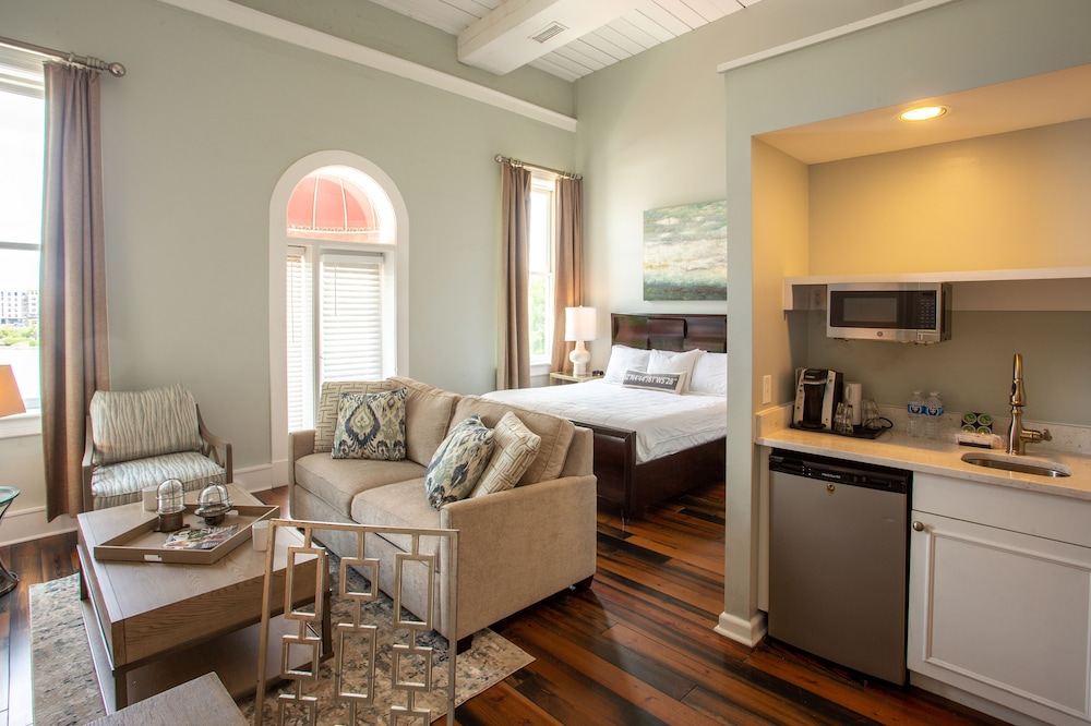 Balcony Suite, 1 King Bed with Queen Loft (River View) - Stair Access Only photo 1