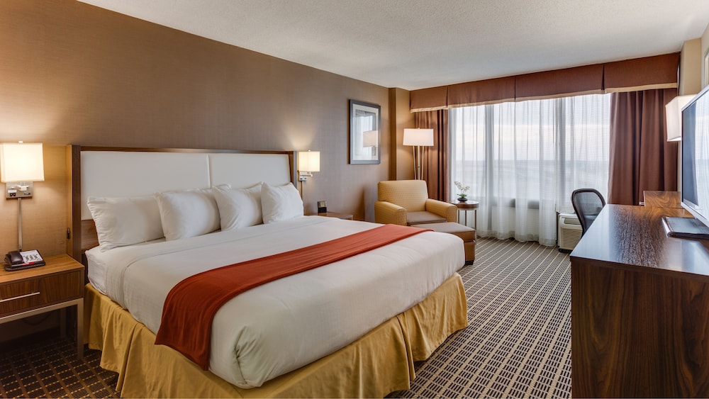 Room, 1 King Bed, Mobility Accessible (Roll-in Shower) - Photo 4