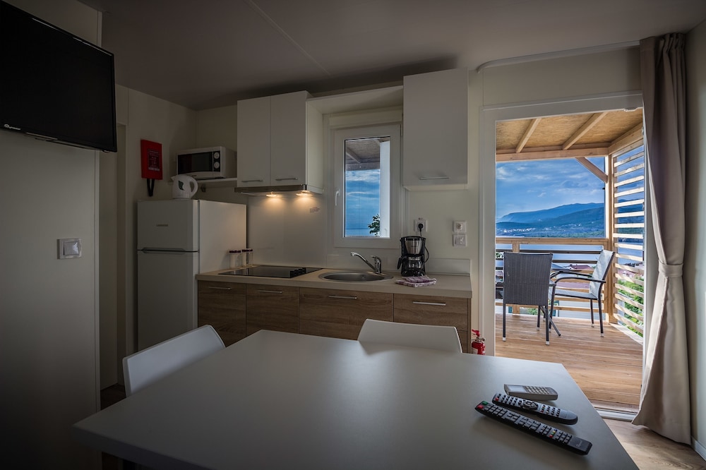 Standard Mobile Home, 2 Bedrooms, Pool Access, Sea View