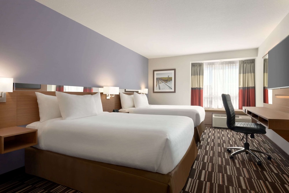 Room, 2 Queen Beds, Microwave (Shower only) photo 2