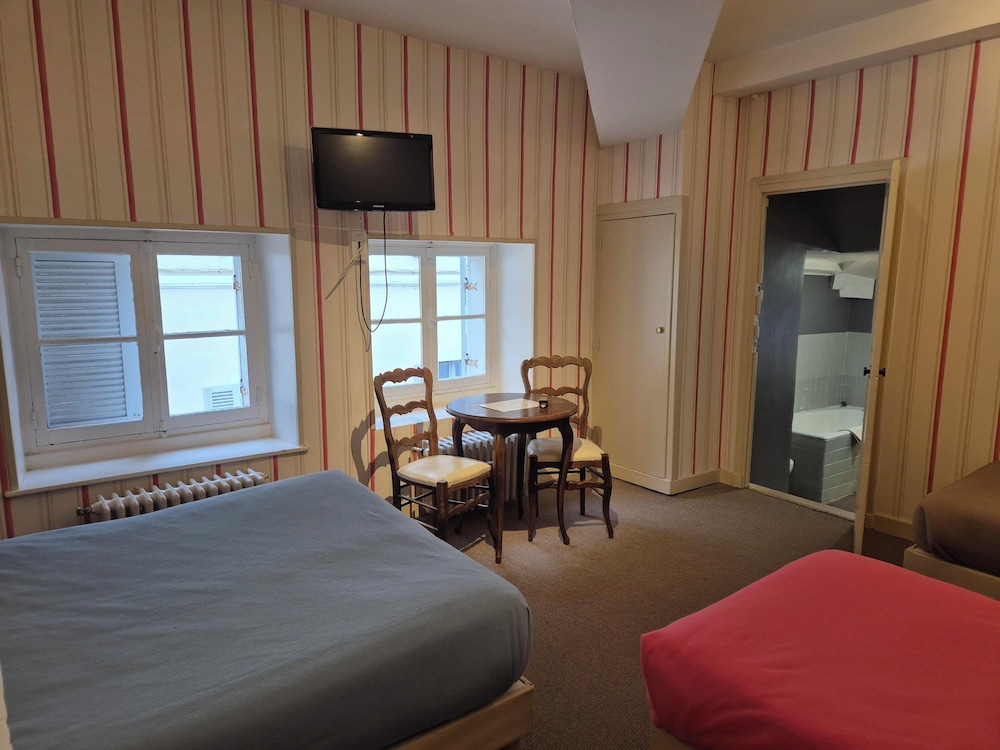 Classic Quadruple Room, Non Smoking, Bathtub