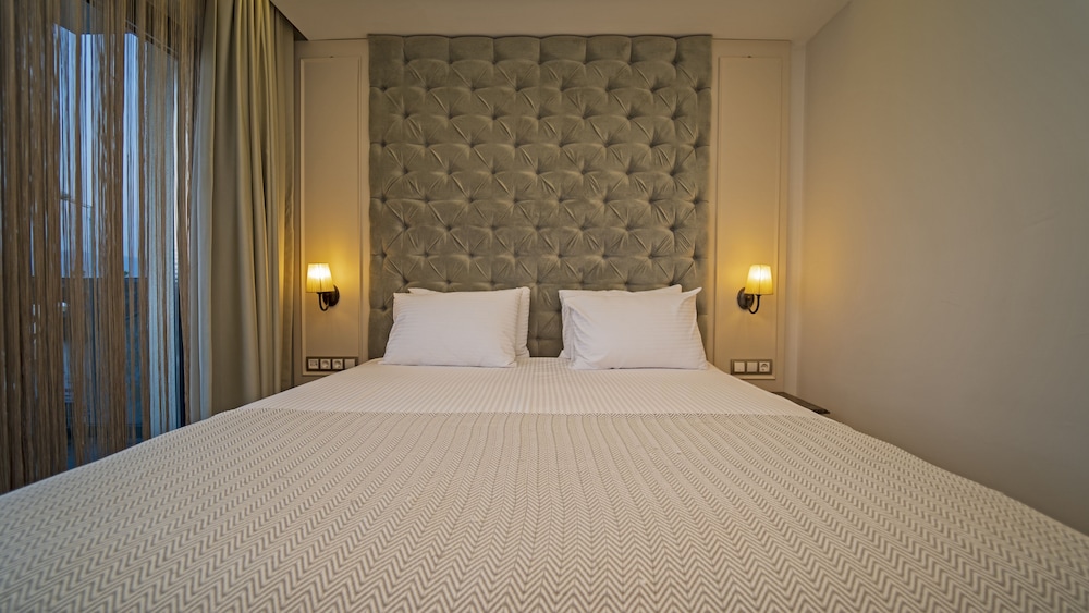 Deluxe with French Balcony - Photo 6