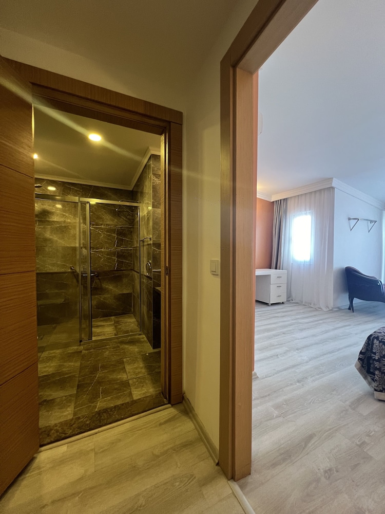 Luxury Room, 1 Queen Bed, Sea View thumbnail 5