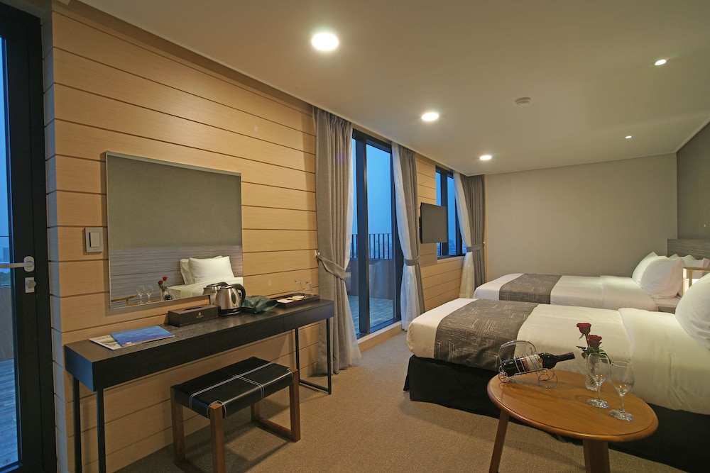 Family Twin Room, 2 Double Beds photo 3