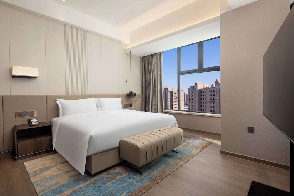 Deluxe Suite, 1 King Bed, Non Smoking photo 1