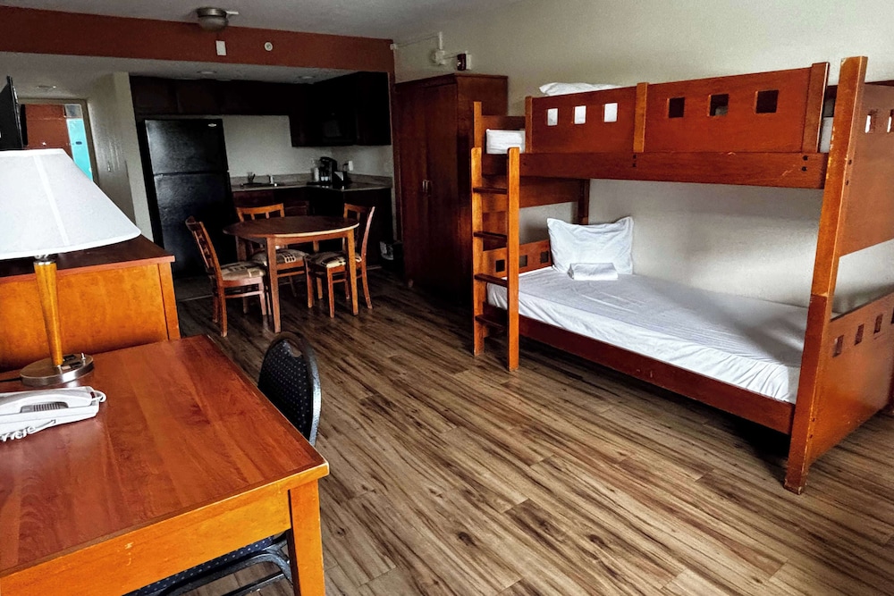 Suite, Multiple Beds, Non Smoking - Photo 5