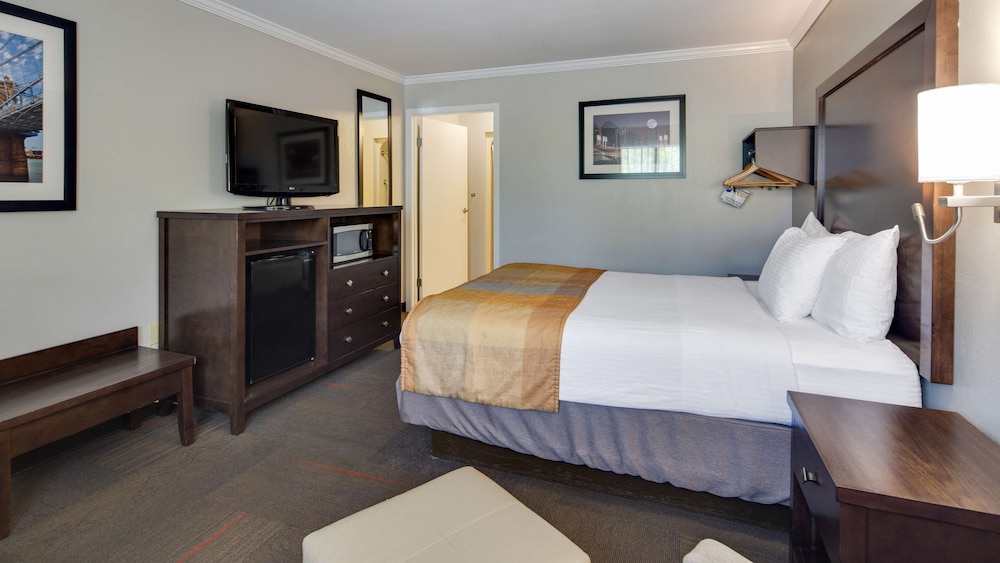 Standard Room, 1 King Bed, Non Smoking, Refrigerator & Microwave - Photo 2