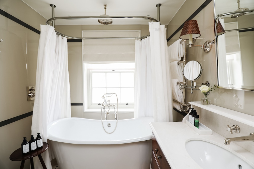 Signature Double or Twin Room, 1 King Bed, Bathtub photo 2