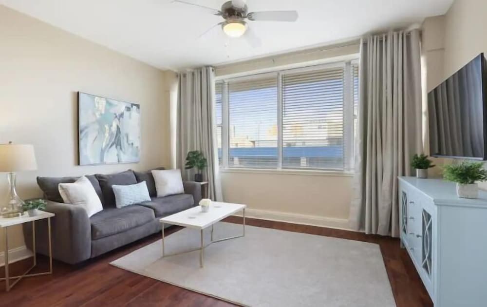 Grand Condo, 1 King Bed with Sofa bed, Non Smoking, Bathtub