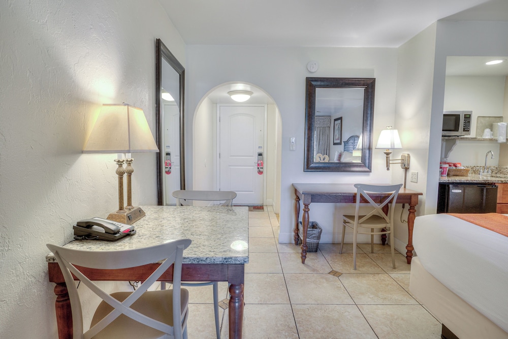 Deluxe Room, 2 Queen Beds, Ground Floor, Patio (No Oceanview) photo 3