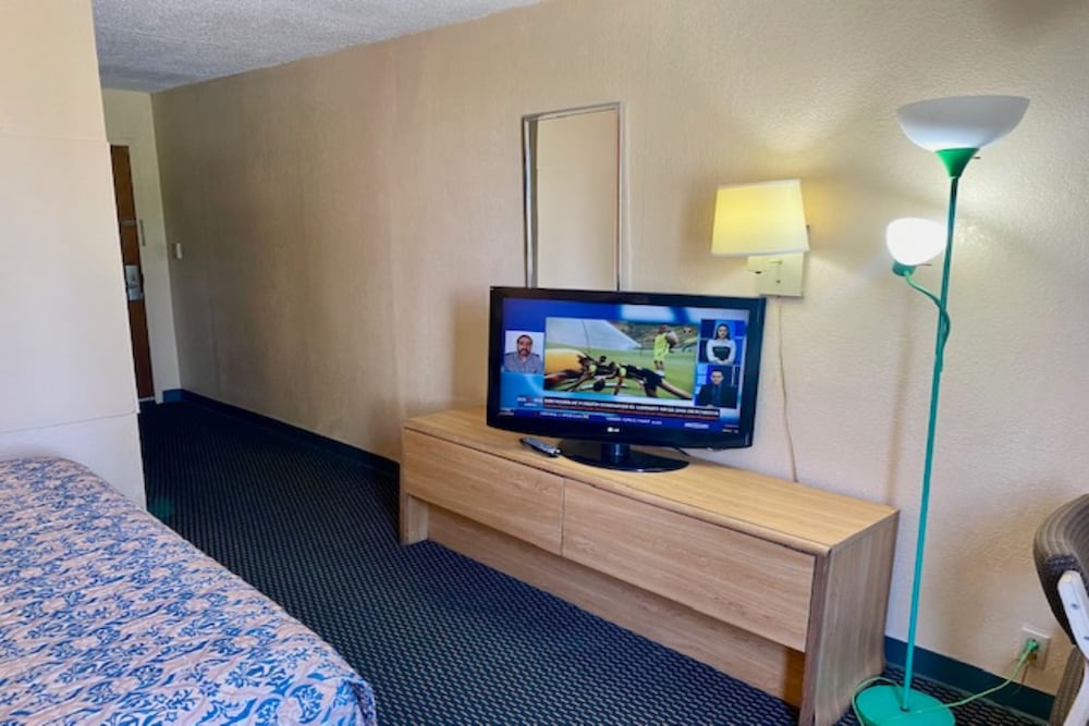 Room, 1 King Bed, Non Smoking - Photo 6
