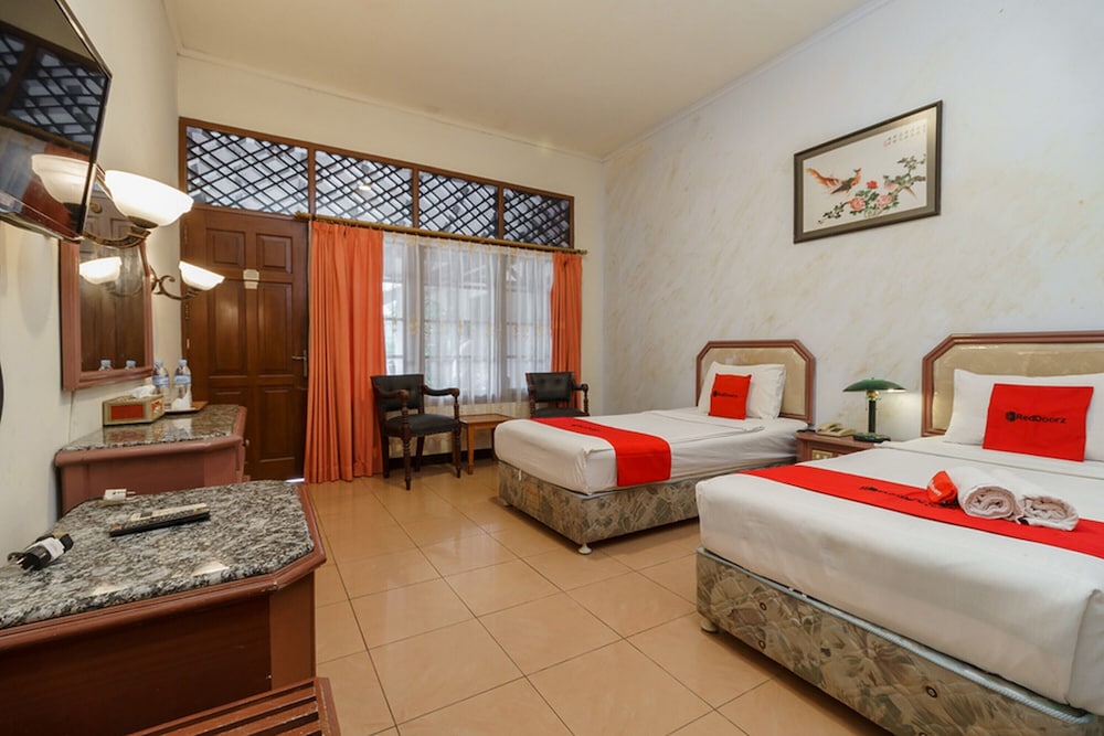 Premium Twin Room (RedDoorz)