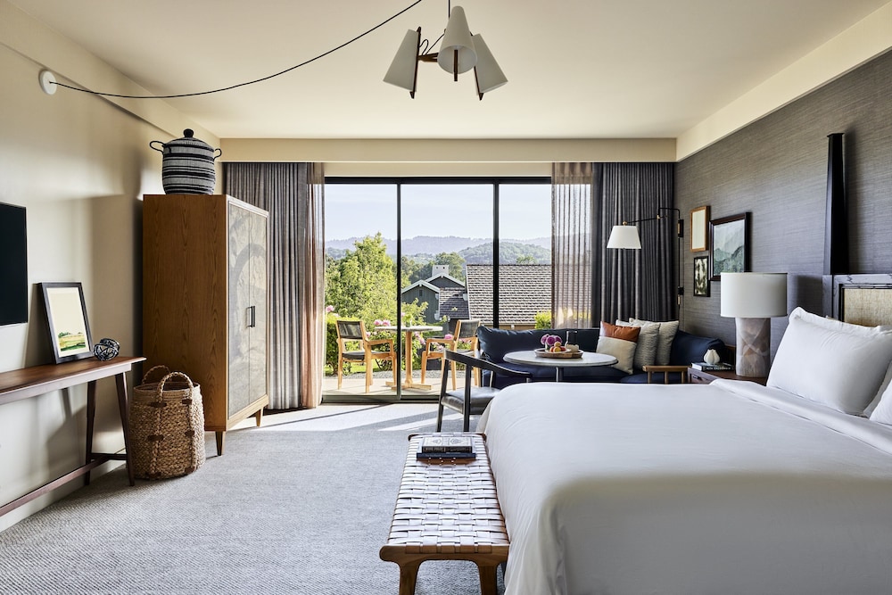 Deluxe Room, 1 King Bed, Accessible, Bathtub (Mobility Accessible)