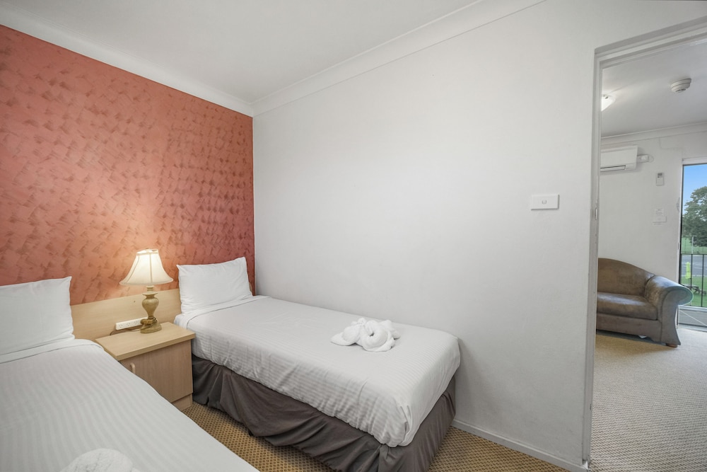 King + 2 X Single Beds photo 3