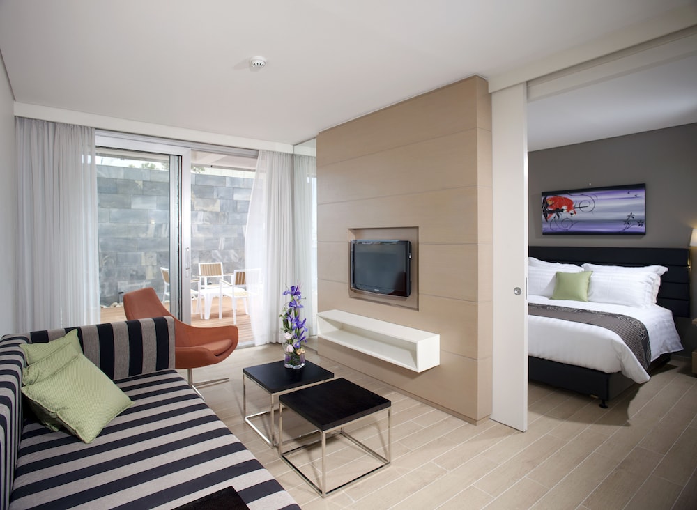 Suite, Garden Area