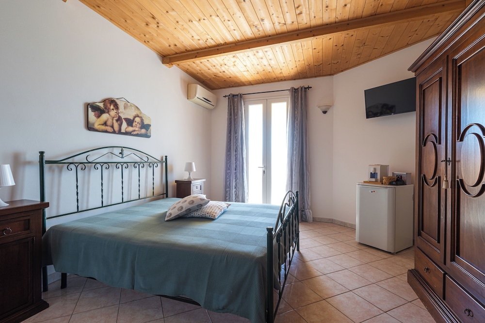Room (ALIMINI) photo 2
