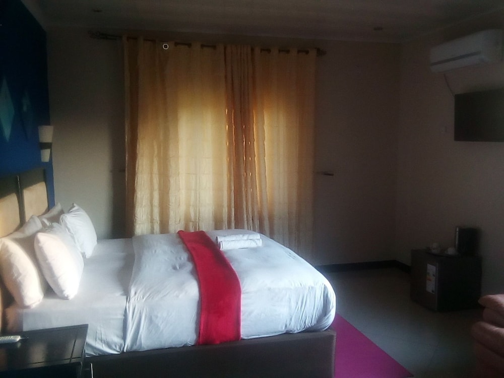 Deluxe Double Room, 1 King Bed, Pool View photo 2