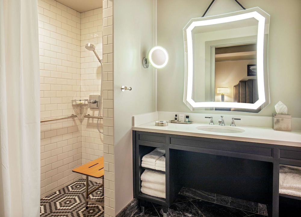 Room, 1 King Bed, Accessible, Non Smoking (Mobility & Hearing, Roll-in Shower)