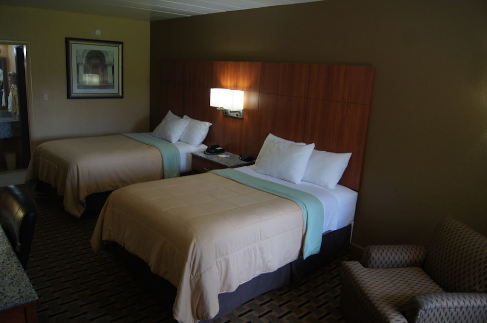 Basic Room, 2 Double Beds, Non Smoking, Private Bathroom photo 3