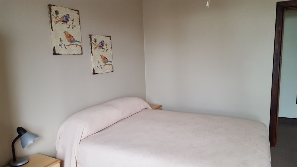 Queen & Single Bed Room with Shared Bathroom Facilities photo 1