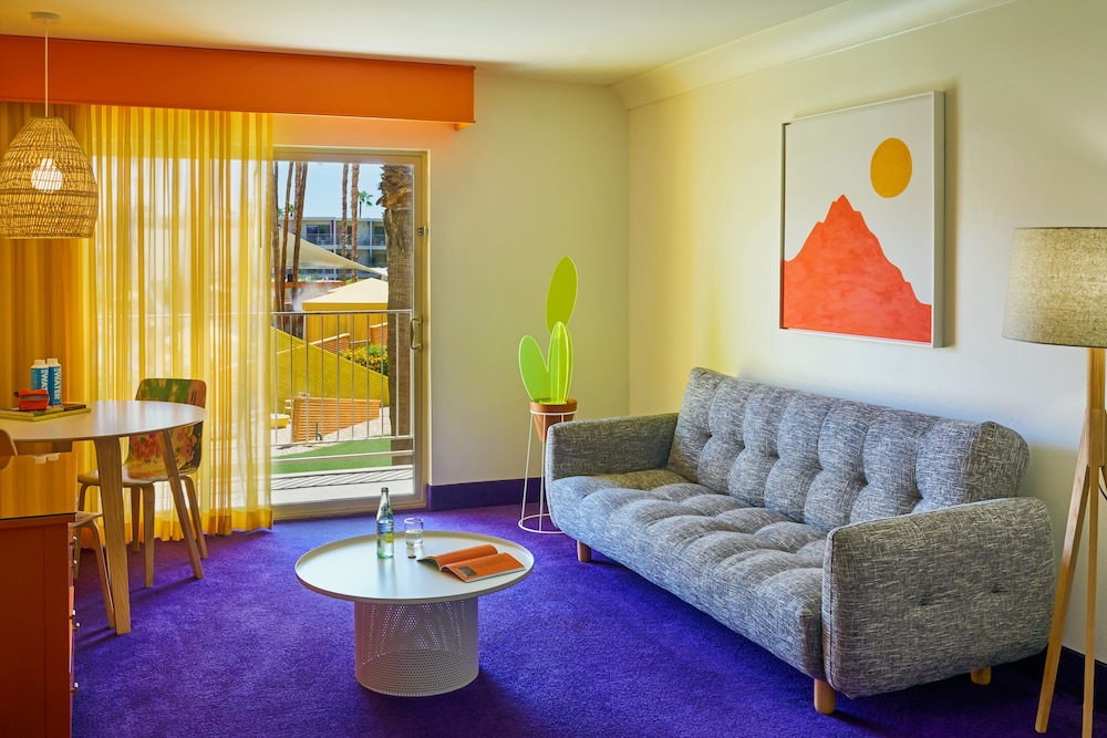 Suite - Photo 1