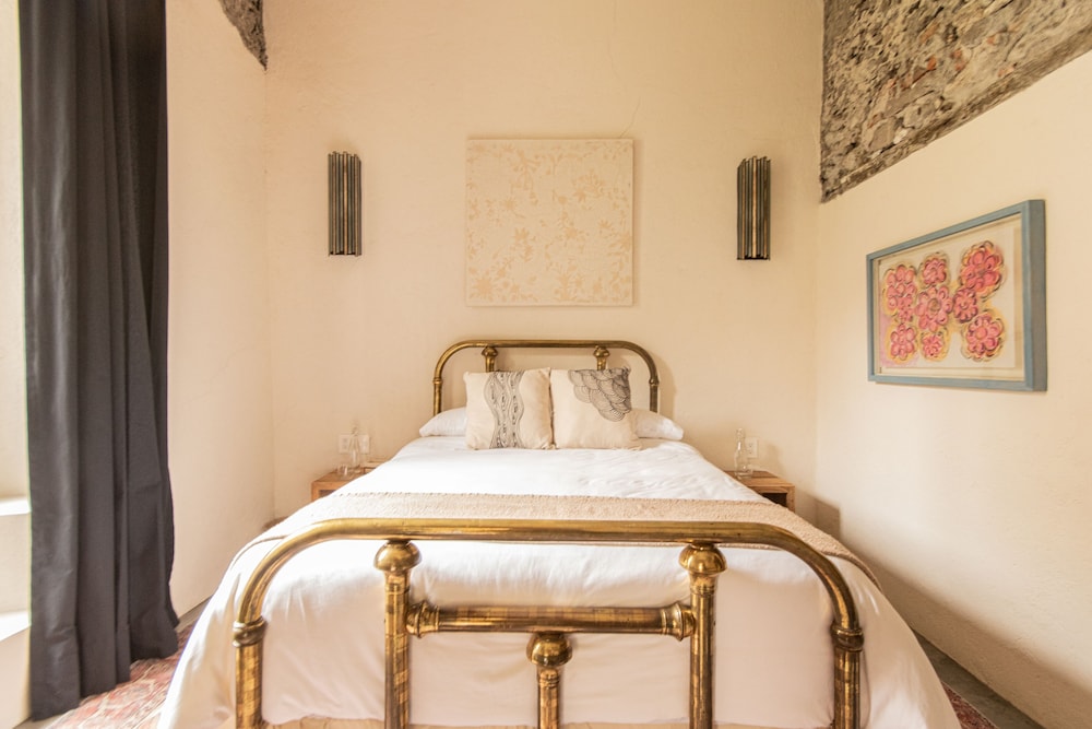Cambria - Standard Queen Bed