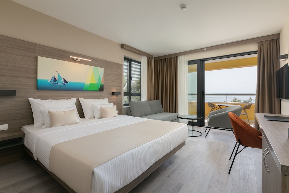 Superior Double Room with Balcony and Sea View