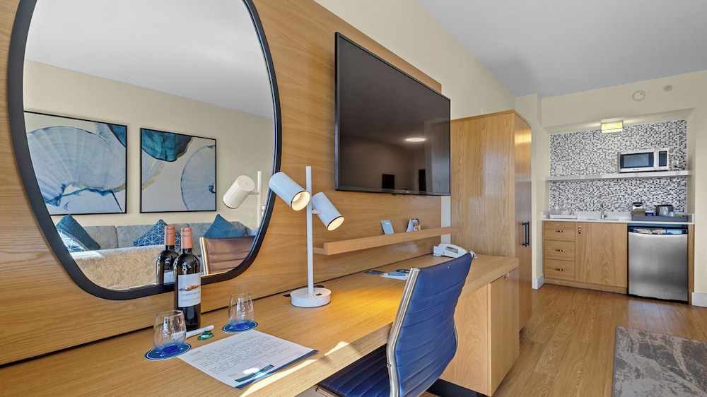 Suite, 1 King Bed with Sofa bed, Harbor View - Photo 7