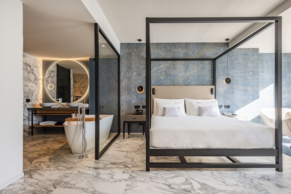 Junior Suite, 1 Queen Bed, Balcony, Lake View (Nemos)