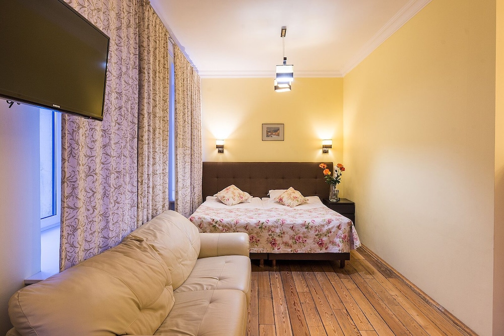 Studio Suite, Jetted Tub (Bay Window) photo 2