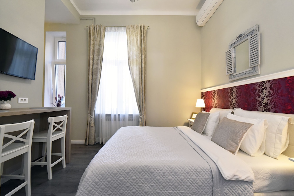Apartment (Queen)