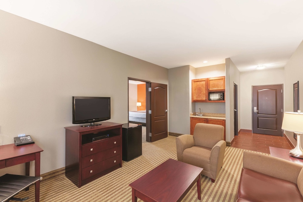 Deluxe Suite, 1 King Bed, Non Smoking (Deluxe Family Suite) - Photo 3