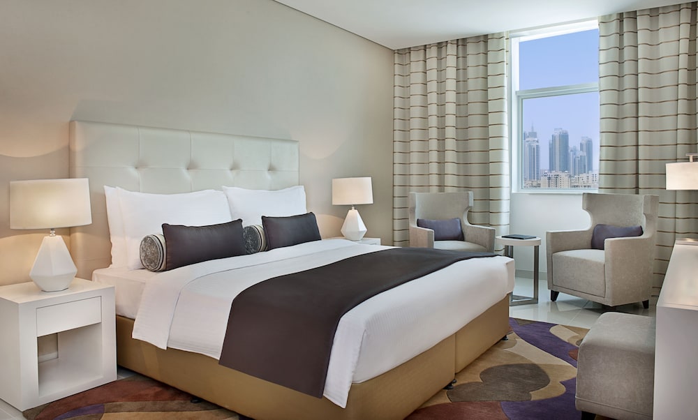 Deluxe Room (Downtown view) thumbnail 6