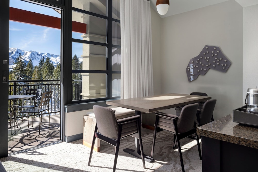 Two Bedroom Luxury Suite - Photo 4