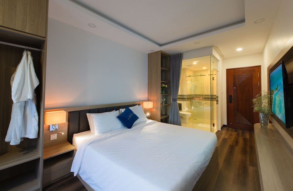 Deluxe Room, 1 King Bed - Photo 3