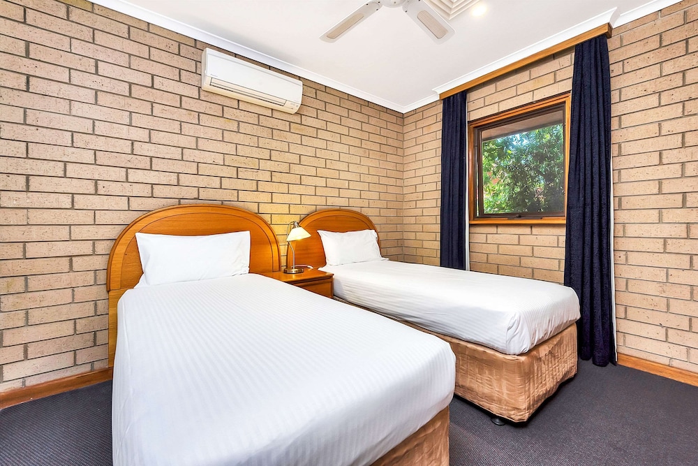 Room, Multiple Beds, Non Smoking - Photo 4