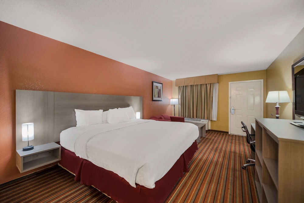 Standard Room, 1 King Bed, Non Smoking, Refrigerator & Microwave - Photo 2