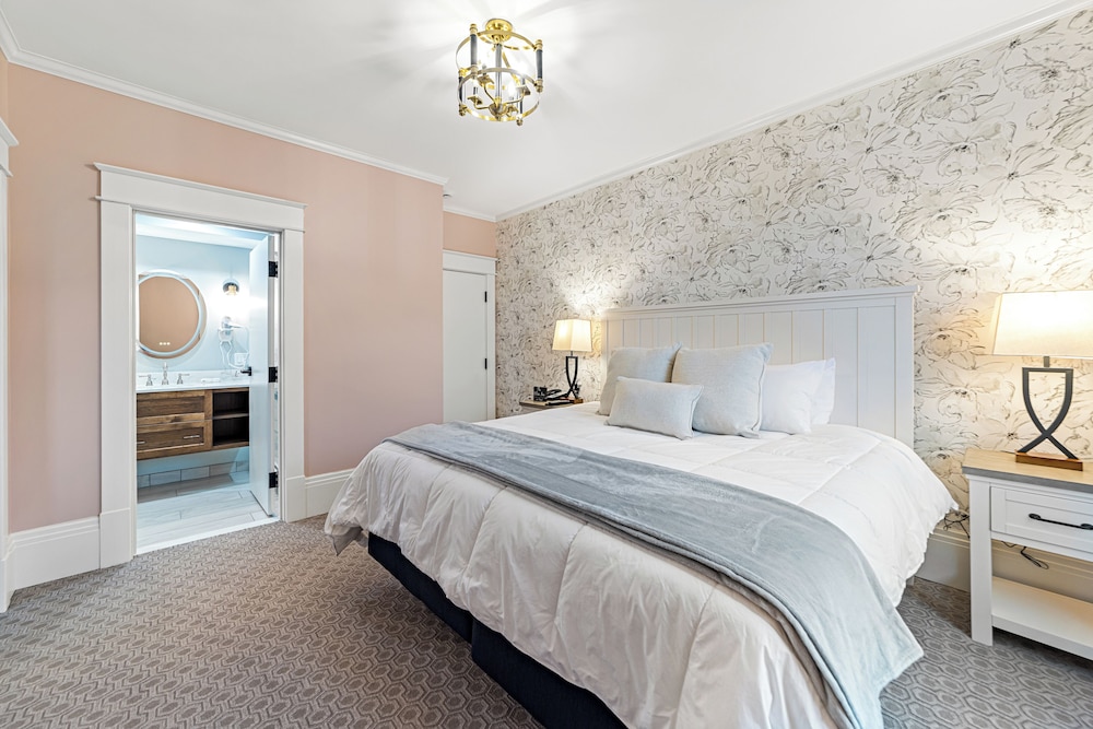 Suite, 1 King Bed with Sofa bed
