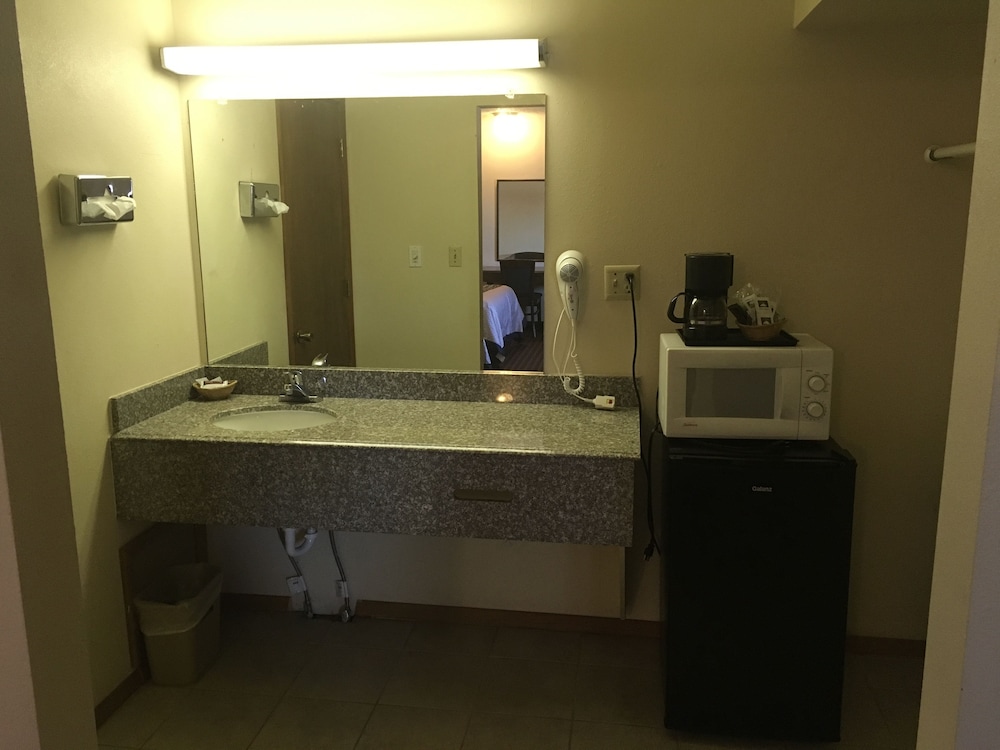 Standard Room, 2 Queen Beds, Non Smoking - Photo 6