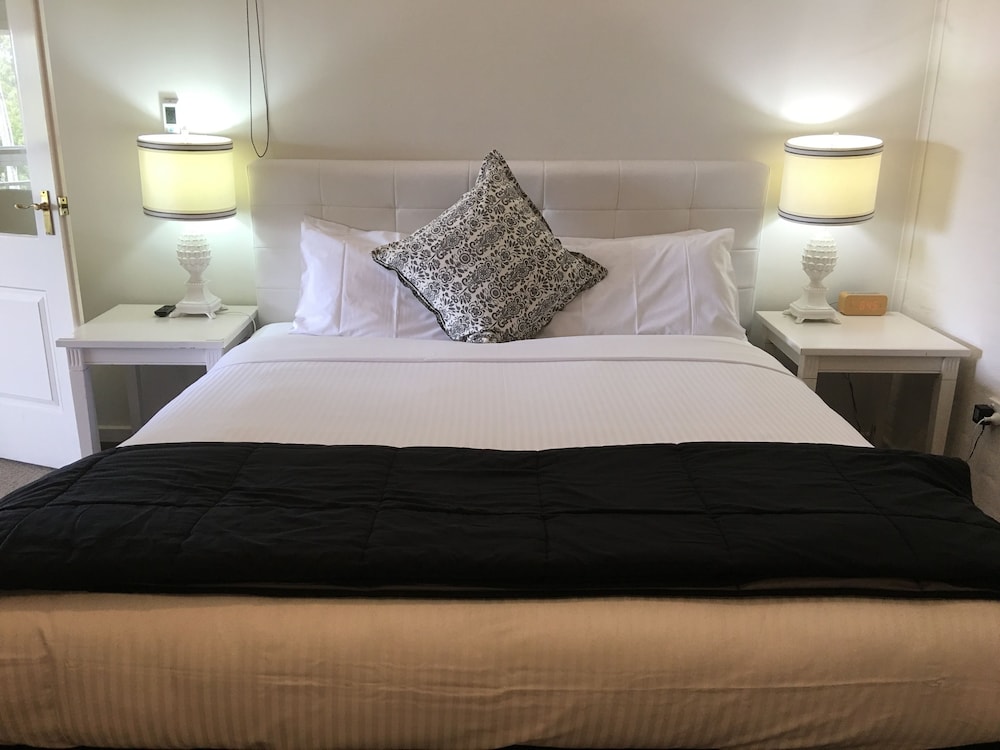 Peninsula Balcony Suite photo 3
