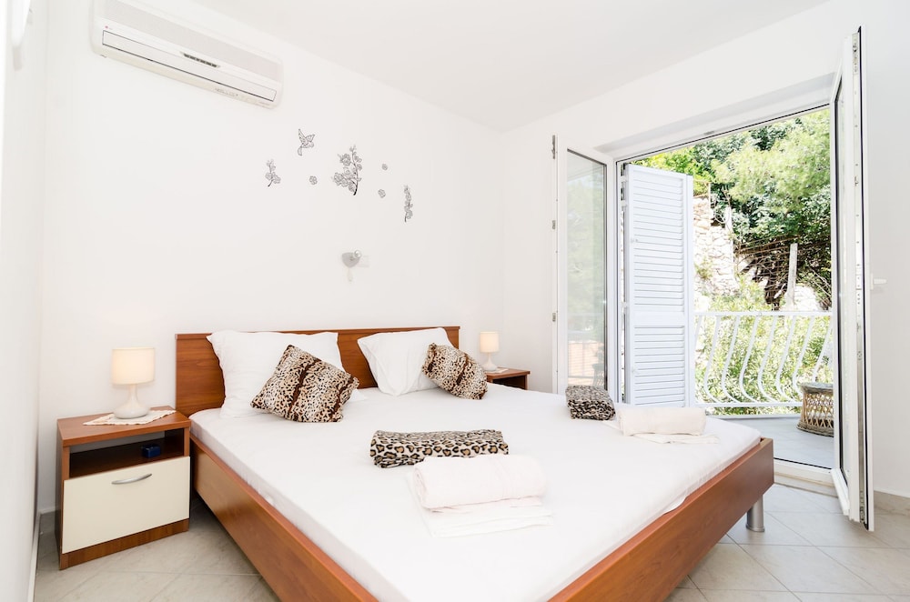 Double Room with Balcony and Partial Sea View. photo 1
