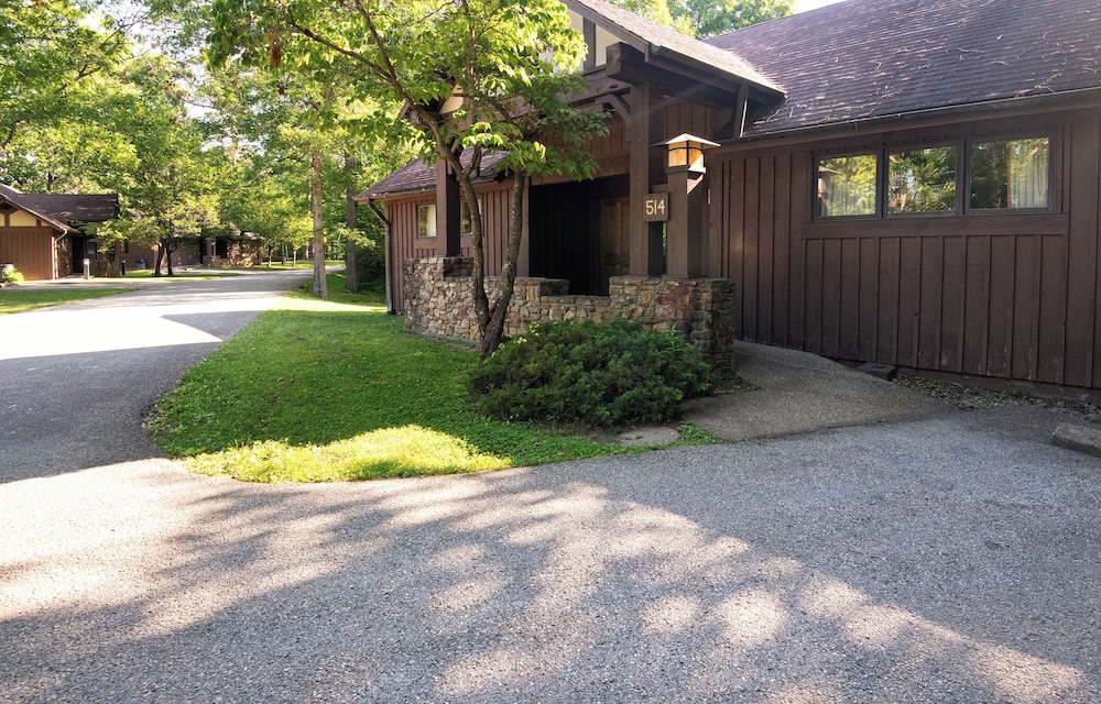 Deluxe Cabin, 2 Bedrooms (4 Queen Beds) photo 2